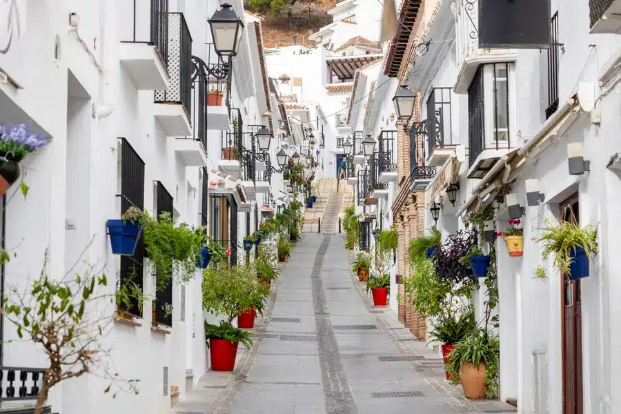 ¿Cuál es el pueblo más cerca de Marbella?